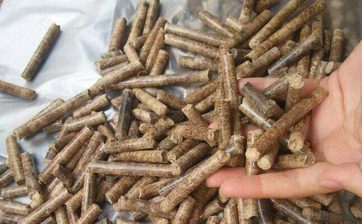 廢棄菌棒經(jīng)過粉碎機(jī)打碎，菌棒顆粒機(jī)制粒，變成顆粒，然后賣給發(fā)電廠進(jìn)行發(fā)電。
